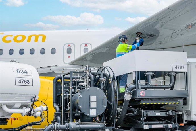 Terminales Canarios, SLCA y Exolum se alían para crear una asociación de operadores de combustible aeroportuario.