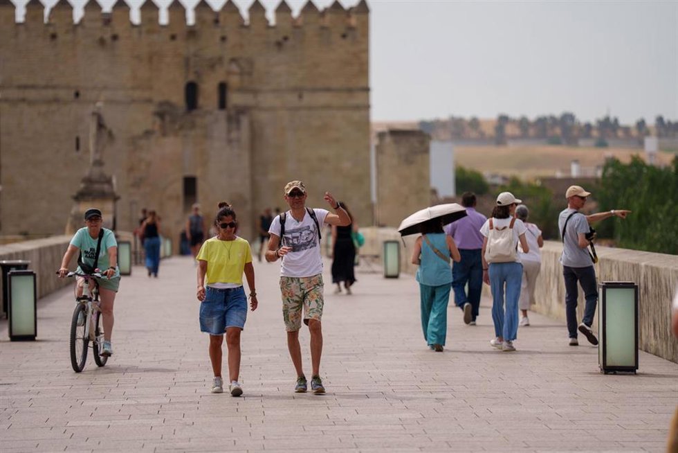 Turistas visitan la capital cordobesa encontrándose bajo aviso rojo por calor con máximas de 44º. A 23 de junio de 2026 en Córdoba (Andalucía, España). 