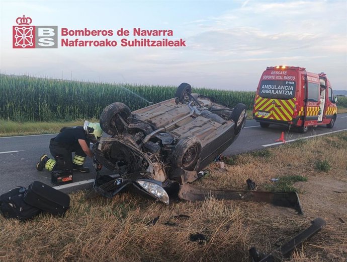 Coche volcado tras el accidente de tráfico en Falces.