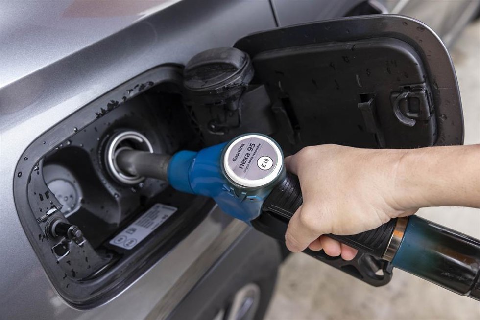 Archivo - BMW, Toyota, Bosch y Repsol ponen a prueba en España vehículos con gasolina 100% renovable