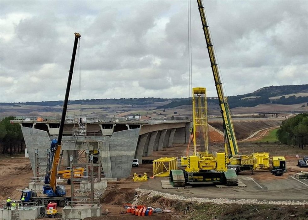 Archivo - Imagen de archivo de las obras en un viaducto sobre el Duero en la autovía A-11.