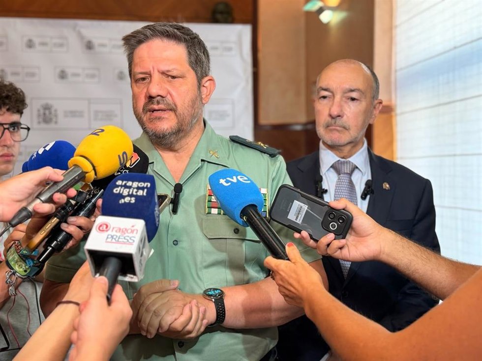 El general jefe de la Zona de la Guardia Civil de Aragón, Antonio Orantos, atiende a los medios de comunicación.