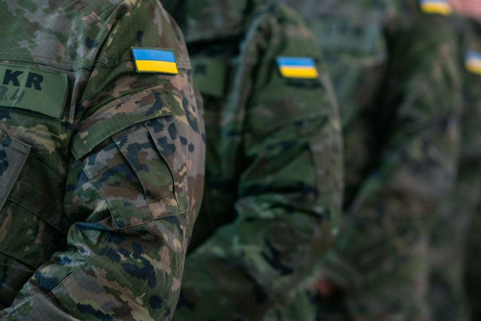 Archivo - Soldados del ejército ucraniano durante la visita de la ministra de Defensa, Margarita Robles, a la Academia de Infantería de Toledo, a 3 de enero de 2025, en Toledo, Castilla-La Mancha (España).