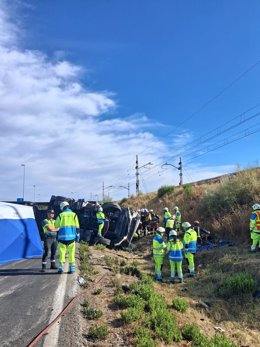 Un camionero resulta herido potencialmente grave en el semivuelco de un camión articulado en Las Rozas