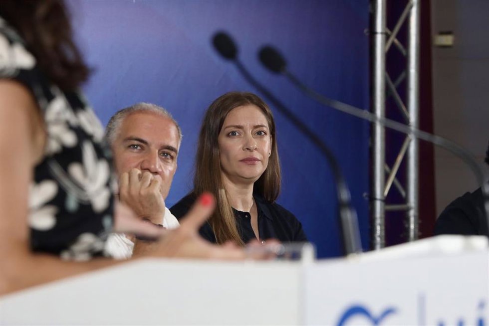La portavoz del Grupo Popular en el Congreso, Ester Muñoz y el vicesecretario de Política Autonómica, Local y Análisis Electoral del PP, Elías Bendodo.