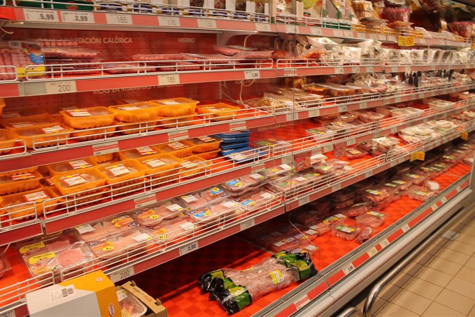Archivo - Alimentos en un supermercado.
