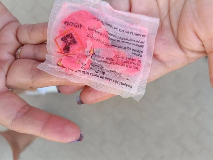 Muestra de uno de los cebos colocados en los parques infantiles de Sevilla Este.
