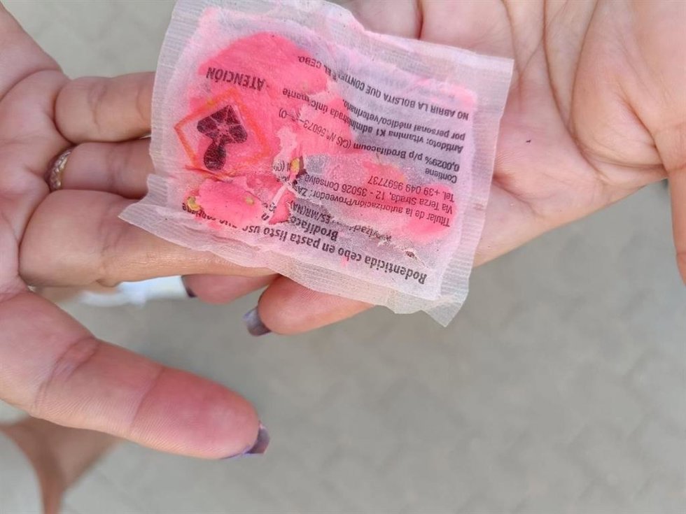 Muestra de uno de los cebos colocados en los parques infantiles de Sevilla Este.