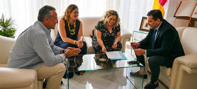 Reunión entre el presidente de la Diputación de Ciudad Real, Miguel Ángel Valverde, y la alcaldesa de Puebla de Don Rodrigo, Eva Gutiérrez.