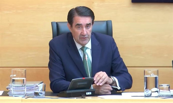 El consejero de Industria, Universidades, Empleo y Comercio, Juan Carlos Suárez-Quiñones, comparece en las Cortes.