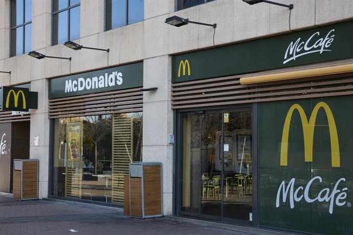 Archivo - Un establecimiento de la cadena McDonald`s,