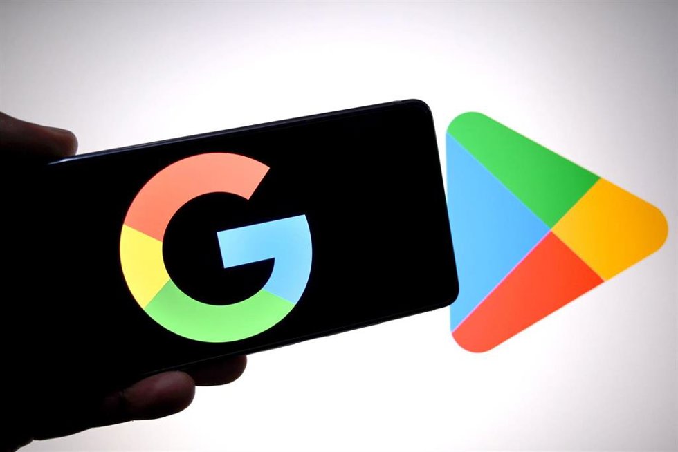 Archivo - November 6, 2025, India: In this photo illustration, a Google logo is seen displayed on a smartphone with a Google Play Store logo in the background.