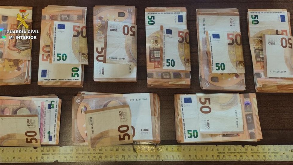 Dinero intervenido tras la detención en Puerto Lápice de un grupo criminal dedicado a la comisión de robos y estafas en salones de juego.