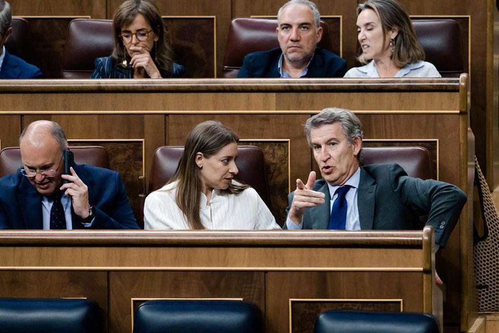 El secretario general del PP, Miguel Tellado; la portavoz del PP en el Congreso, Ester Muñoz; y el presidente del Partido Popular, Alberto Nuñez Feijóo.