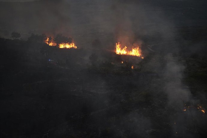 Archivo - Incendio procedente de Portugal, a 17 de julio de 2022, en Oímbra, Ourense, Galicia (España).