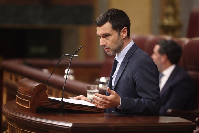 El ministro de Derechos Sociales, Consumo y Agenda 2030, Pablo Bustinduy, interviene durante una sesión plenaria extraordinaria, en el Congreso de los Diputados, a 14 de julio de 2026, en Madrid (España). El Congreso se enfrenta hoy, entre otros asuntos, 