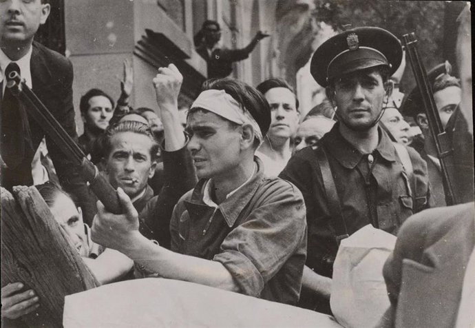 Un civil armado junto a un guardia de asalto en las inmediaciones del Cuartel de la Montaña de Madrid tras la sublevación militar del 18 de julio