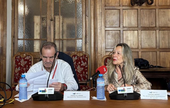 El secretario general Iberoamericano, Andrés Allamand, y la presidenta de la Fundación Iberoamericana Empresarial, Trinidad Jiménez, durante un curso en la Universidad Internacional Menéndez Pelayo (UIMP)