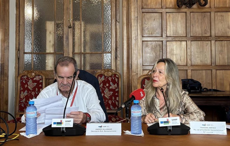 El secretario general Iberoamericano, Andrés Allamand, y la presidenta de la Fundación Iberoamericana Empresarial, Trinidad Jiménez, durante un curso en la Universidad Internacional Menéndez Pelayo (UIMP)