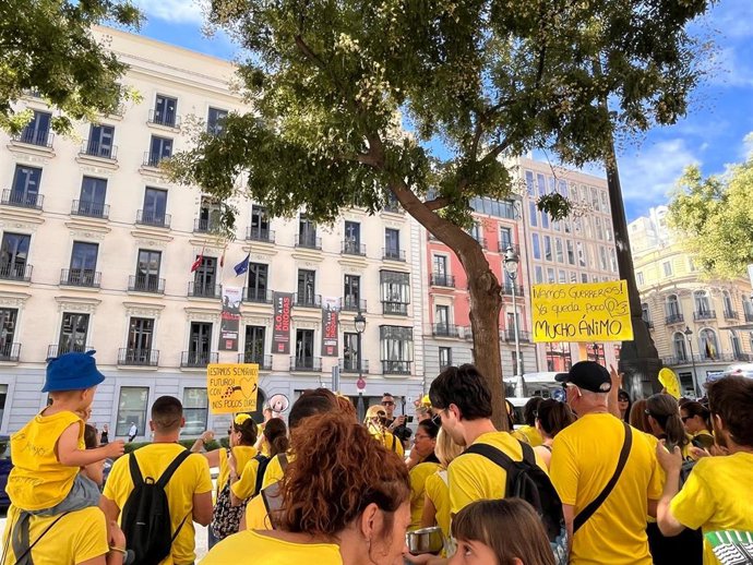 Concentración de las trabajadoras de escuelas infantiles en huelga frente  a la Consejería de Educación
