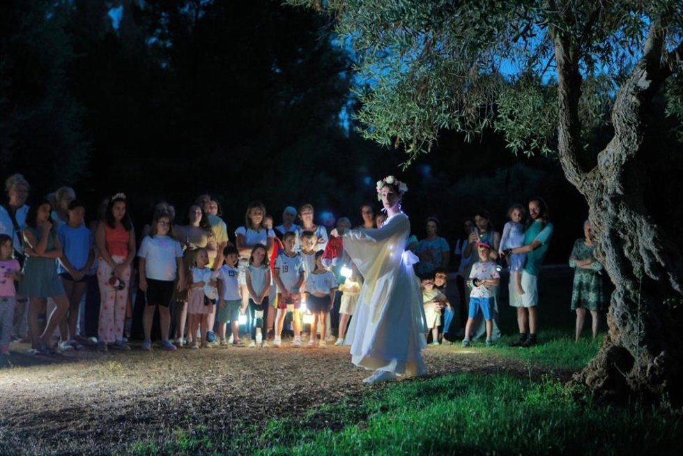 Una de las actrices actúa en la ruta teatralizada 'Buscando a Oz', evento de Noctaíra 2026 de Alcalá (Sevilla), frente a un público de todas las edades.