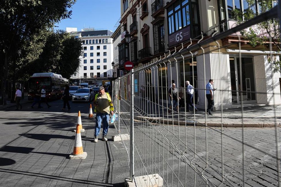 Archivo - Las zonas del centro de Sevilla de la Campana y Martín Villa, cortadas al tráfico por el inicio de las obras del tranvibús, a 22 de septiembre de 2025 en Sevilla (Andalucía, España).