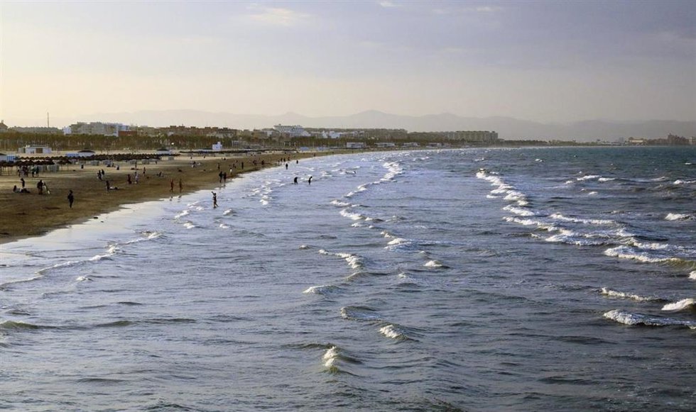 La brisa marina se ralentiza, perdiendo parte de su capacidad de aliviar el calor en ciudades como València. En la imagen, playa de Las Arenas.