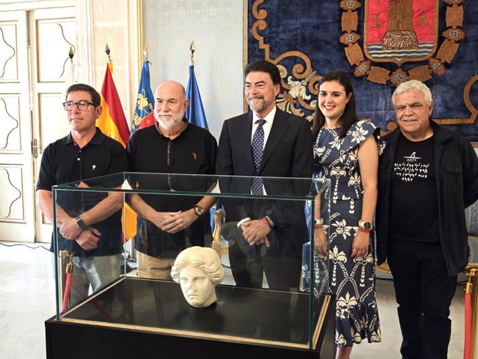 Presentación realizada en el Ayuntamiento de Alicante sobre el hallazgo del busto de la diosa Venus