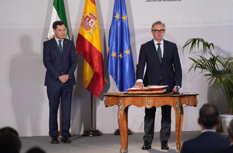 El presidente de la Junta de Andalucía, Juanma Moreno, atento a la toma de posesión de Manuel Gavira como vicepresidente segundo del Gobierno y consejero de Turismo, Justicia, Desregulación y Administración local.