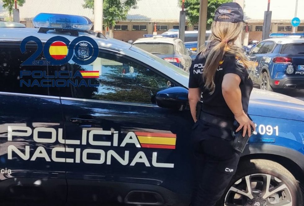 Archivo - Imagen de archivo de una agente de la Policía Nacional.