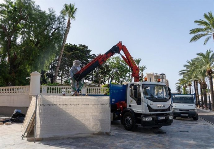 Colocación del monumento al capitán Alatriste en la plaza del Cuartel del Rey