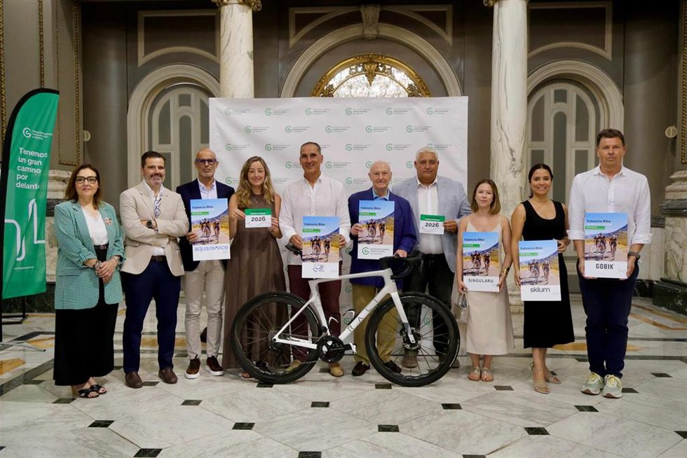 Pedro Cuesta, Diputado de Turismo y Deportes; Rocío Gil, Concejala de Deportes; Tomás Trénor, Presidente de Contra el Cáncer Valencia, Angel Casero, patrocinador de la Vuelta a la CV junto con el resto de patrocinadores de Aquaservice, Sklum y Singularu.
