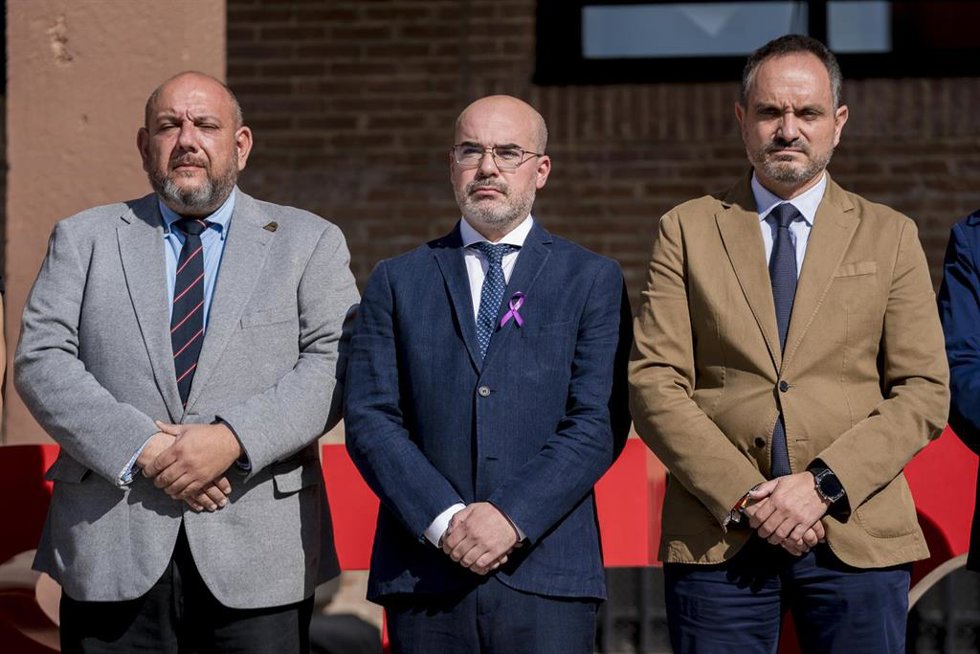 Archivo - (2I-D) El delegado del Gobierno en la Comunidad de Madrid, Francisco Martín y el alcalde de Móstoles, Manuel Bautista, durante el minuto de silencio por el fallecimiento de la mujer de 36 años apuñalada por su expareja, frente al Ayuntamiento de