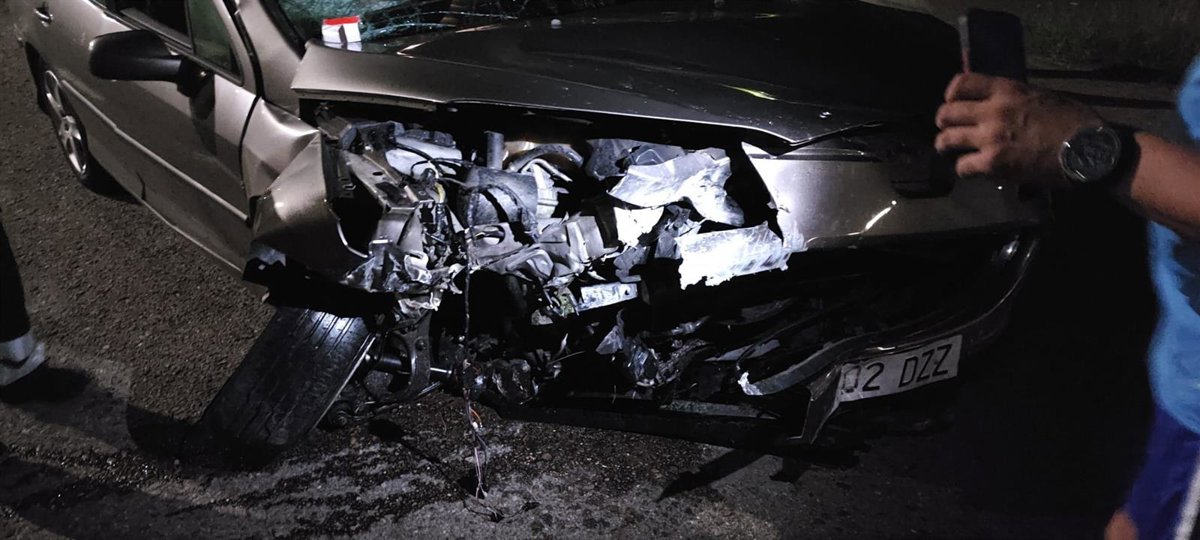 Herido leve un conductor tras desprenderse una roca en la N-634 a la altura de Golbardo