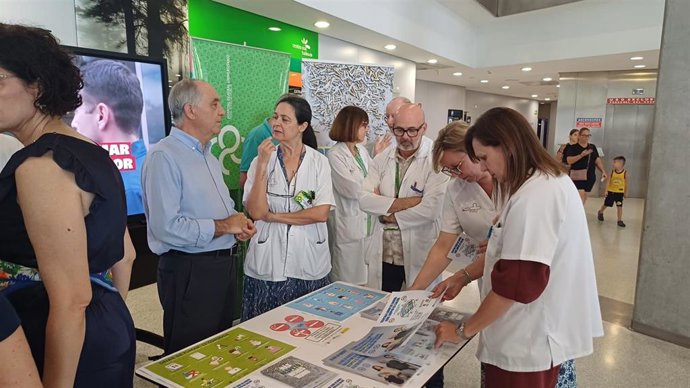 El director general de salud Pública y Adicciones, Jesús Cañavate (c), con personal de la consejería y del hospital Reina Sofía