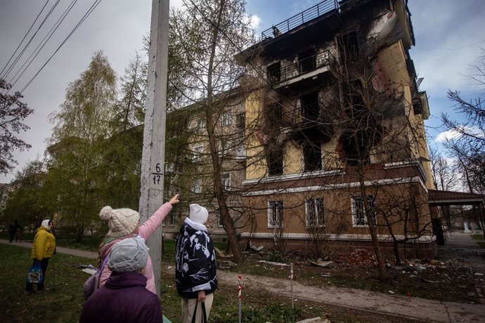 Archivo - April 29, 2026, Shostka, Sumy, Ukraine: Residents gaze at a destroyed and charred building following a Russian drone attack in Shostka, in the northern part of the Sumy region.