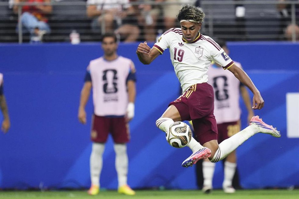 Lamine Yamal of Spain controls the ball during the FIFA World Cup 2026 Semi Final match between France and Spain at Dallas Stadium on July 14, 2026 in Arlington, Texas.