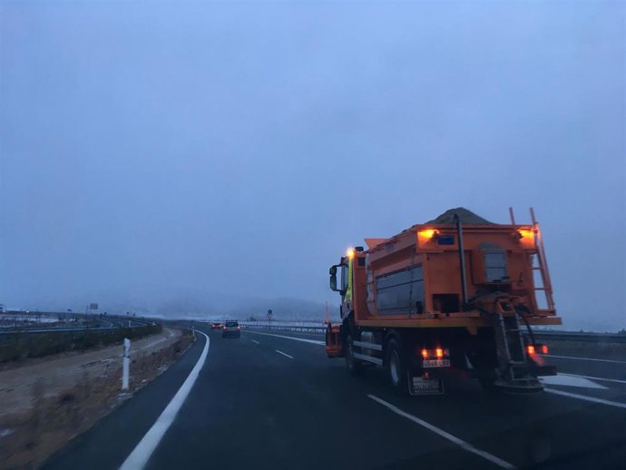 Obras de tratamiento preventivo en una carretera.