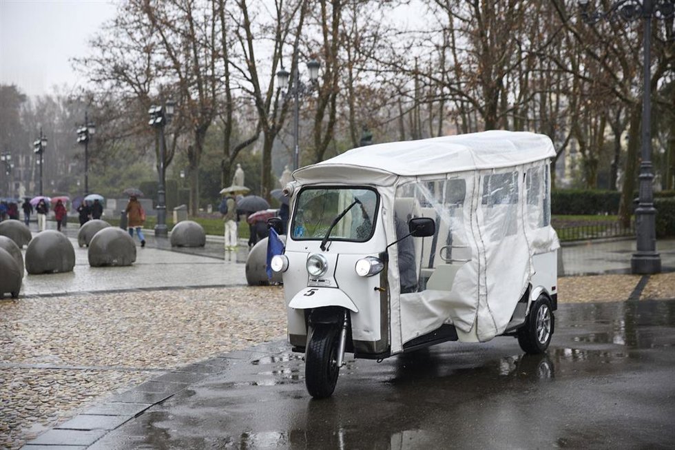 Archivo - Un vehículo turístico 'Tuk Tuk'