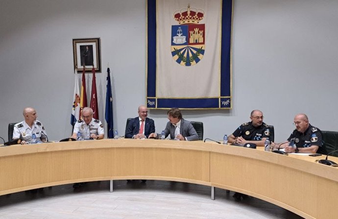 Archivo - Imagen de archivo del alcalde de Fuenlabrada, Javier Ayala (PSOE), en la reunión de la Junta de Seguridad con el delegado del Gobierno en Madrid, Francisco Martín
