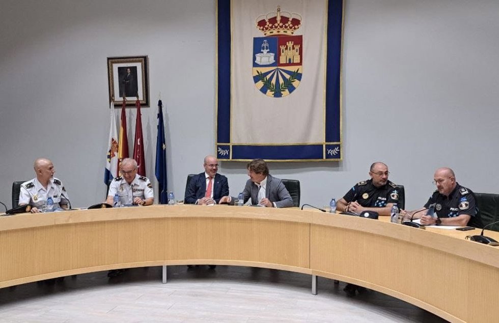 Archivo - Imagen de archivo del alcalde de Fuenlabrada, Javier Ayala (PSOE), en la reunión de la Junta de Seguridad con el delegado del Gobierno en Madrid, Francisco Martín