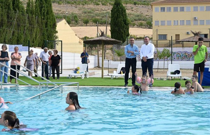 El presidente de la Diputación de Granada, Francis Rodríguez, ha inaugurado la nueva piscina municipal de verano de Diezma.