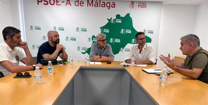 El secretario general del PSOE de Málaga, Josele Aguilar, reunido con los representantes sindicales de UGT, CCOO y UITA.