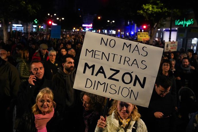 Archivo - Arxiu- Una dona sosté una pancarta durant una manifestació per a exigir la dimissió de Mazón, a 1 de març del 2025, a València, Comunitat Valenciana (Espanya). 