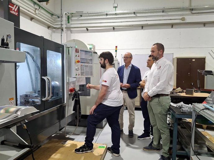 El consejero Víctor Marín visita el CIFP Politécnico de Murcia junto con David Iniesta, que ganó la medalla de oro en CNC Fresado en las olimpiadas de la FP, ‘SpainSkills 2026’, y que representará a a España en la final mundial ‘WorldSkills Shanghái 2026’