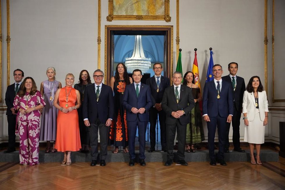 Foto de familia tras la toma de posesión de los consejeros del nuevo Gobierno de la Junta de Andalucía.