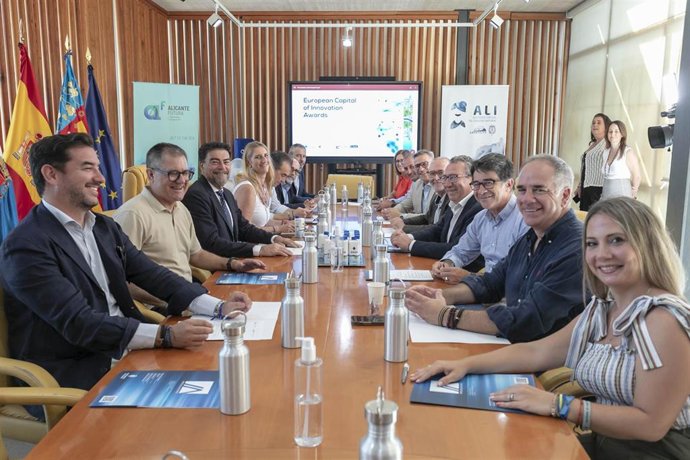 Reunión de alcaldes y representantes municipales en el Ayuntamiento de Alicante