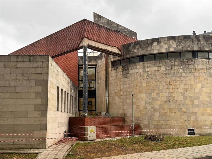 Se desprende parte de la fachada del centro de salud de Medio Cudeyo