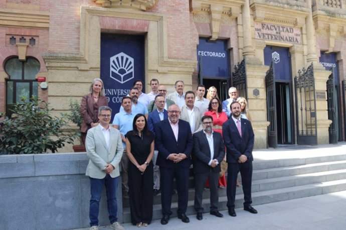 Autoridades, representantes empresariales y familiares de Francisco Javier Torrero Mejías en la presentación de la cátedra.