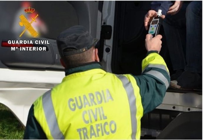 Prueba de alcoholemia realizada por un agente de la Guardia Civil.